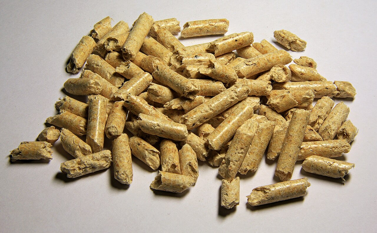 Ein kleiner Haufen Holzpellets aus gepresstem Holz